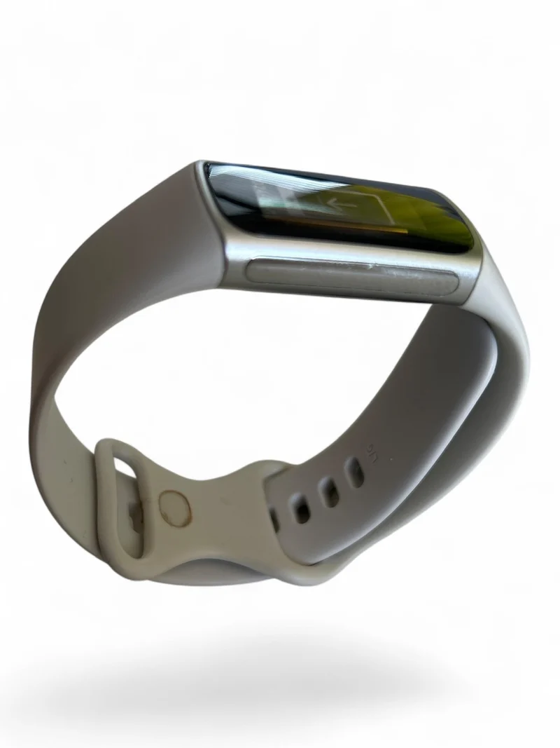 Fitbit Charge 6 Fitness-Tracker mit Edelstahlgehäuse und Silikonarmband Beige.