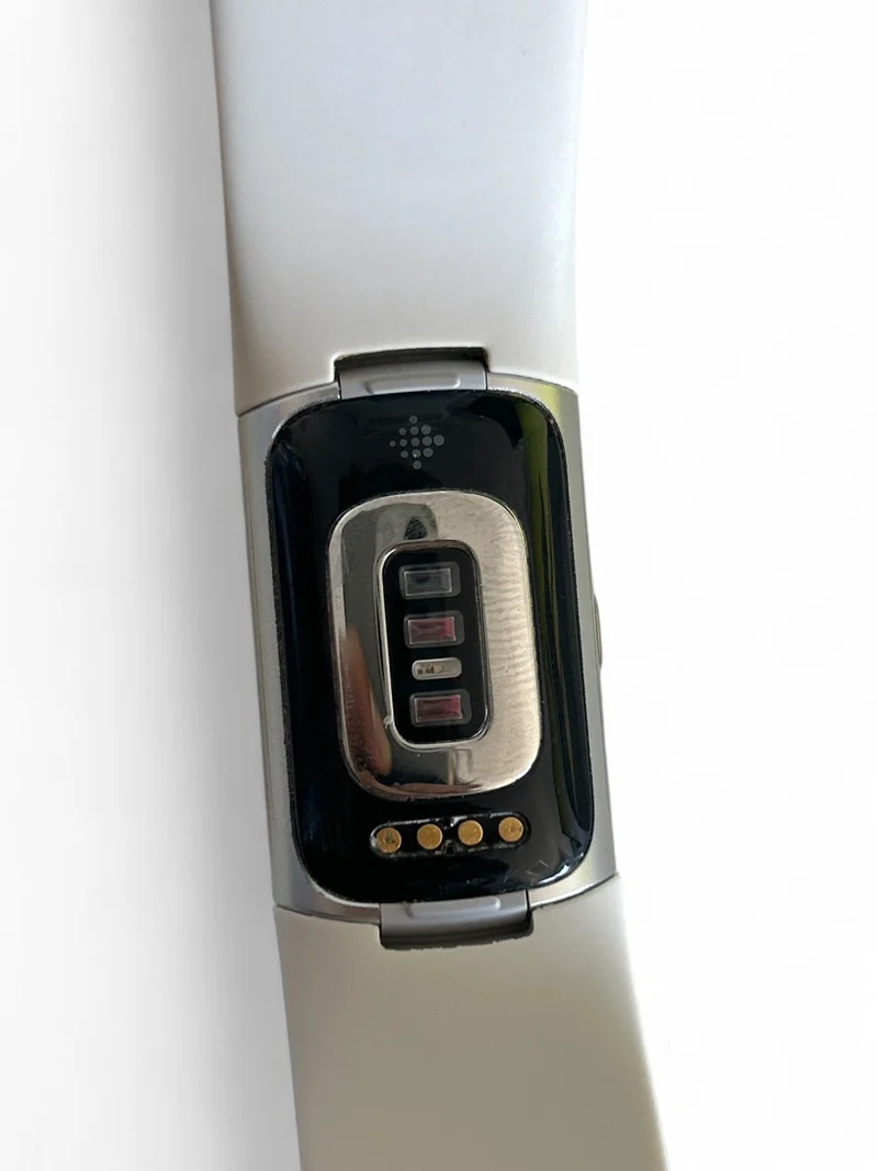 Fitbit Charge 6 Fitness-Tracker mit Edelstahlgehäuse und Silikonarmband Beige.