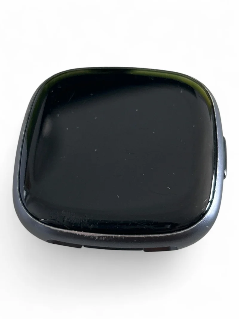 Fitbit Versa 4 Smartwatch 40 mm mit Aluminiumgehäuse und integriertem GPS.