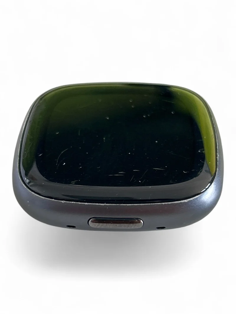 Fitbit Versa 4 Smartwatch 40 mm mit Aluminiumgehäuse und integriertem GPS.