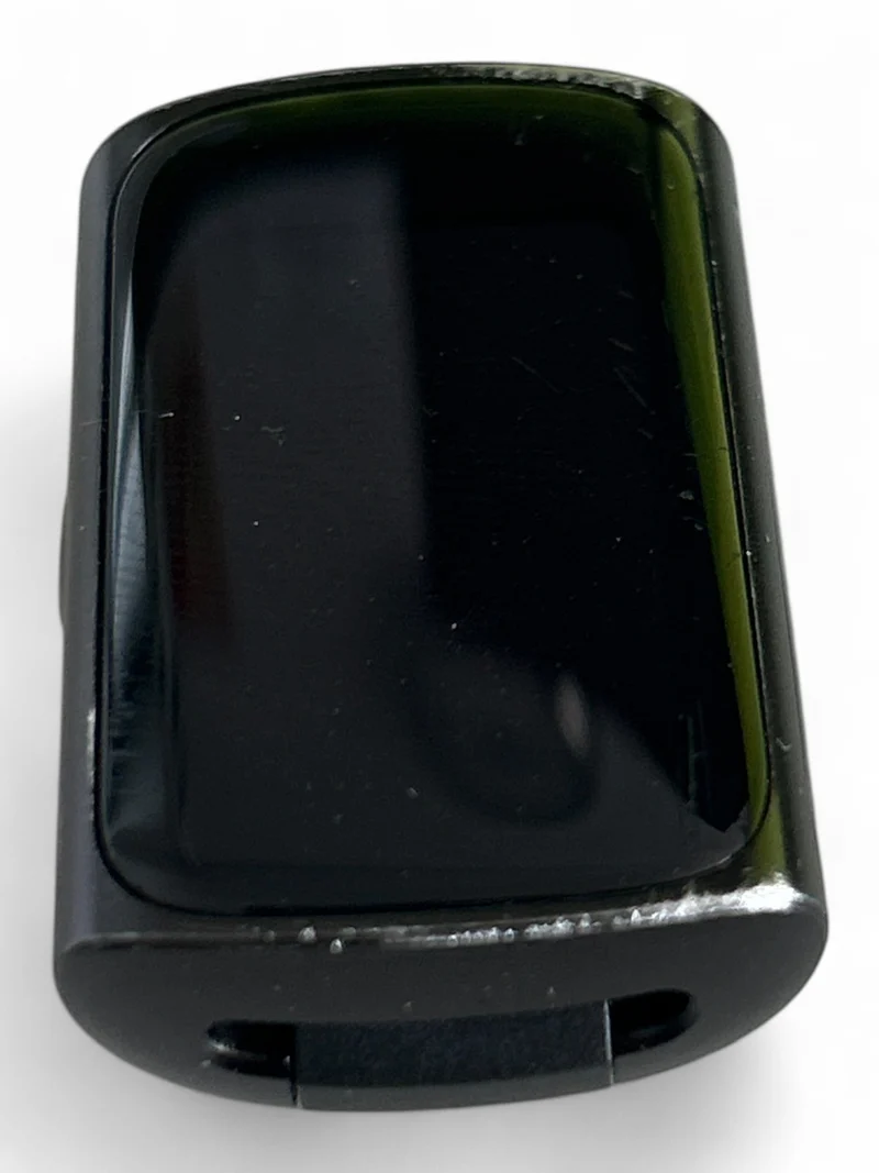 Fitbit Charge 6 Fitness-Tracker mit Edelstahlgehäuse und Silikonarmband Schwarz.