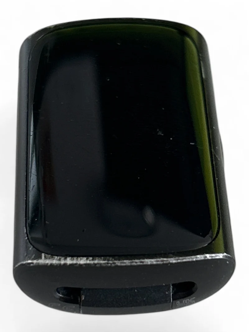 Fitbit Charge 6 Fitness-Tracker mit Edelstahlgehäuse und Silikonarmband Schwarz.