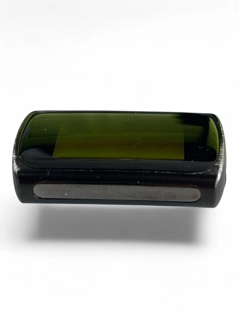 Fitbit Charge 6 Fitness-Tracker mit Edelstahlgehäuse und Silikonarmband Schwarz.