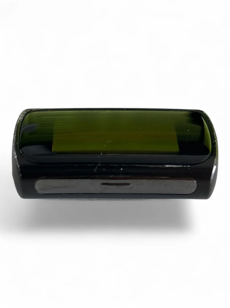 Fitbit Charge 6 Fitness-Tracker mit Edelstahlgehäuse und Silikonarmband Schwarz.