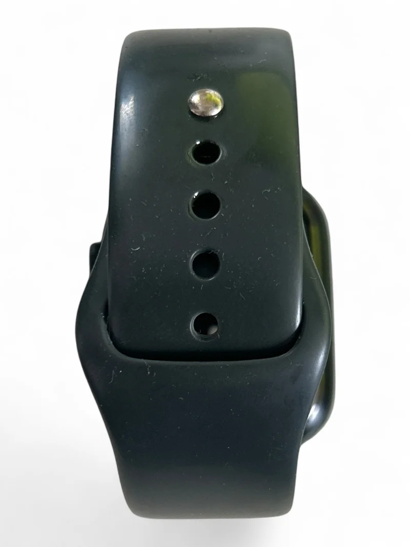 Apple Watch Series 8 GPS 45 mm mit Aluminiumgehäuse und hellem Retina Display.