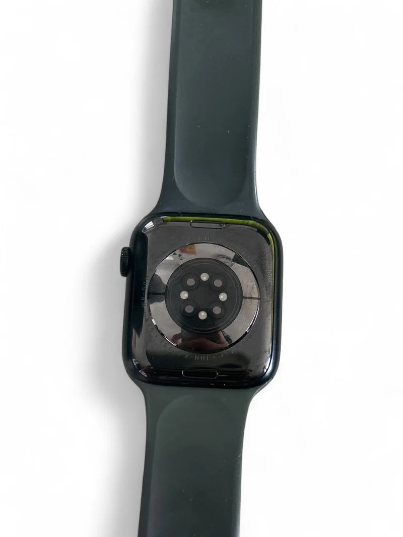 Apple Watch Series 8 GPS 45 mm mit Aluminiumgehäuse und hellem Retina Display.