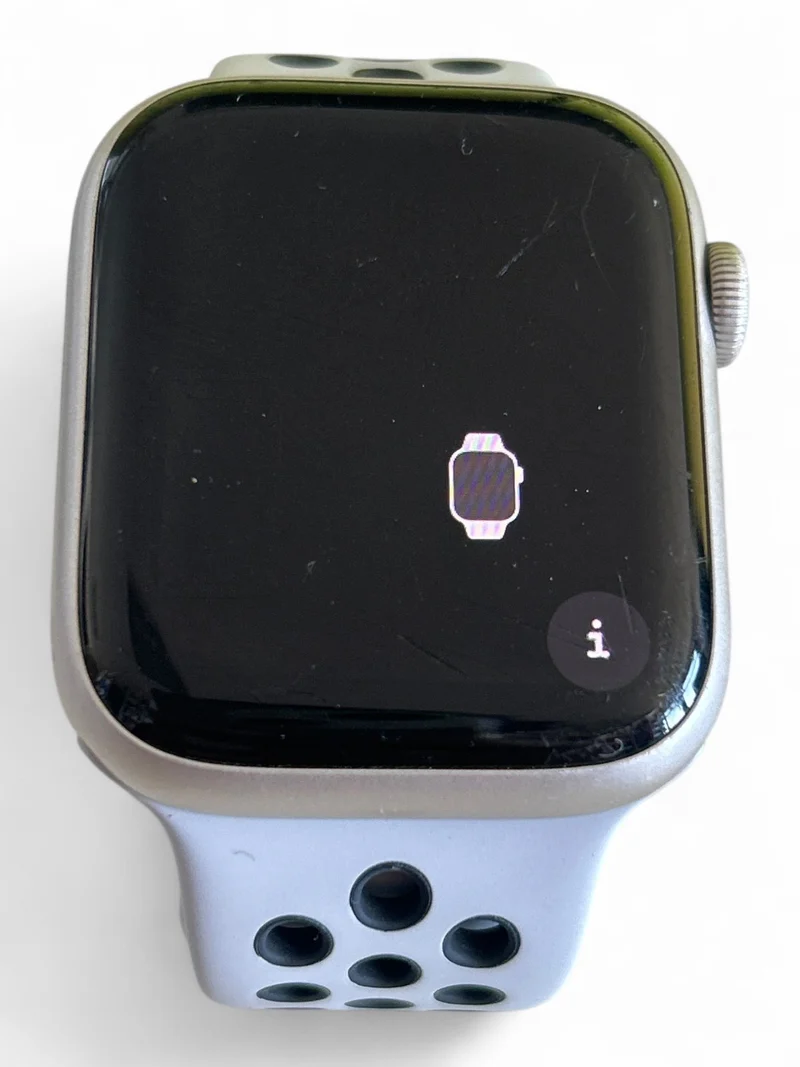 Apple Watch Nike Series 7 GPS 45 mm mit Aluminiumgehäuse und Nike Sportarmband
