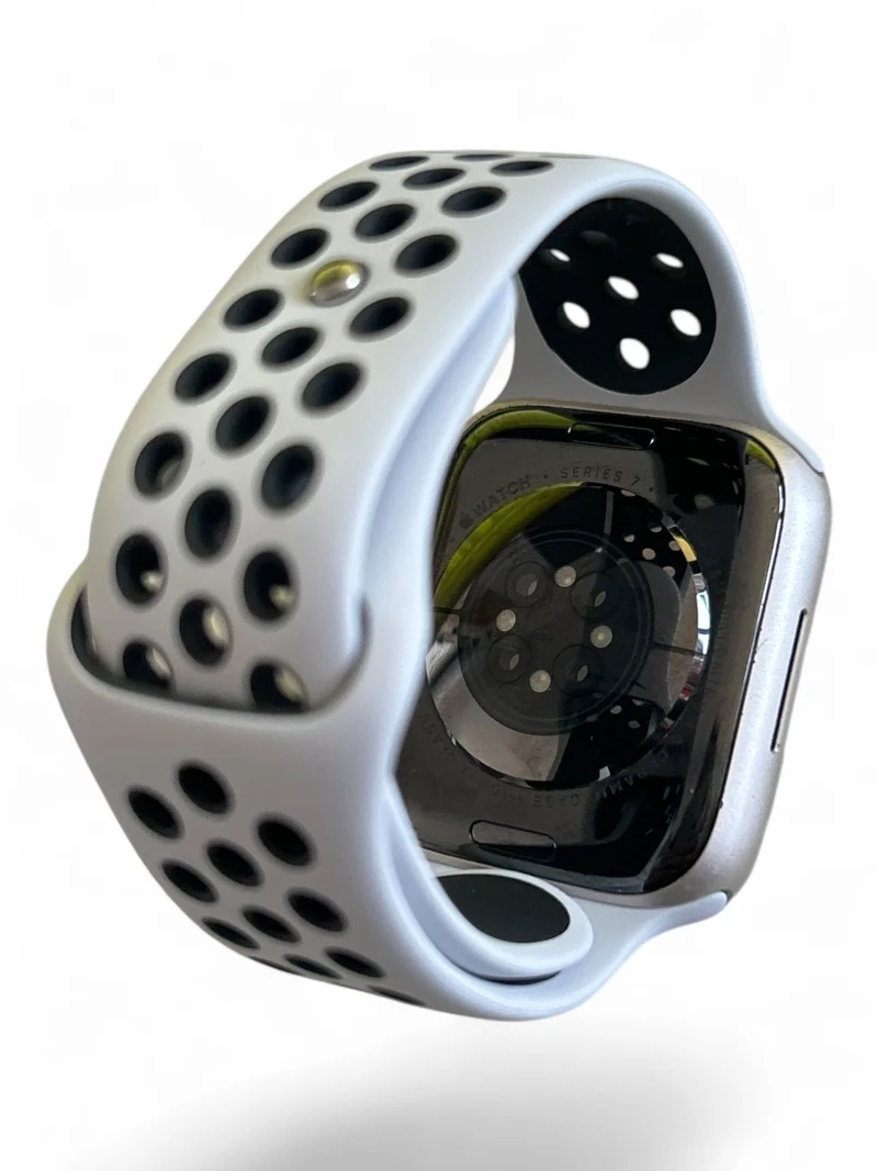 Apple Watch Nike Series 7 GPS 45 mm mit Aluminiumgehäuse und Nike Sportarmband