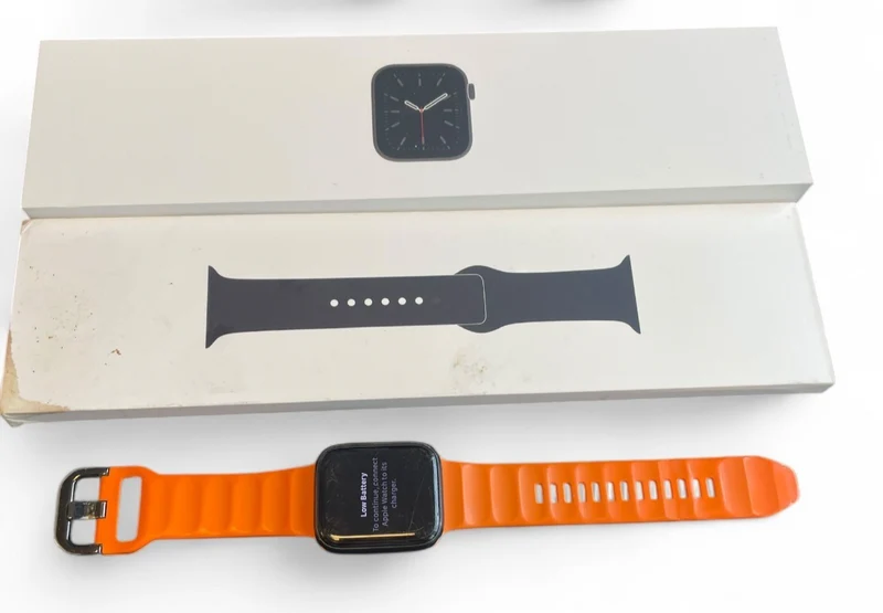 Apple Watch Series 6 GPS + Cellular 44 mm mit Aluminiumgehäuse und LTE.