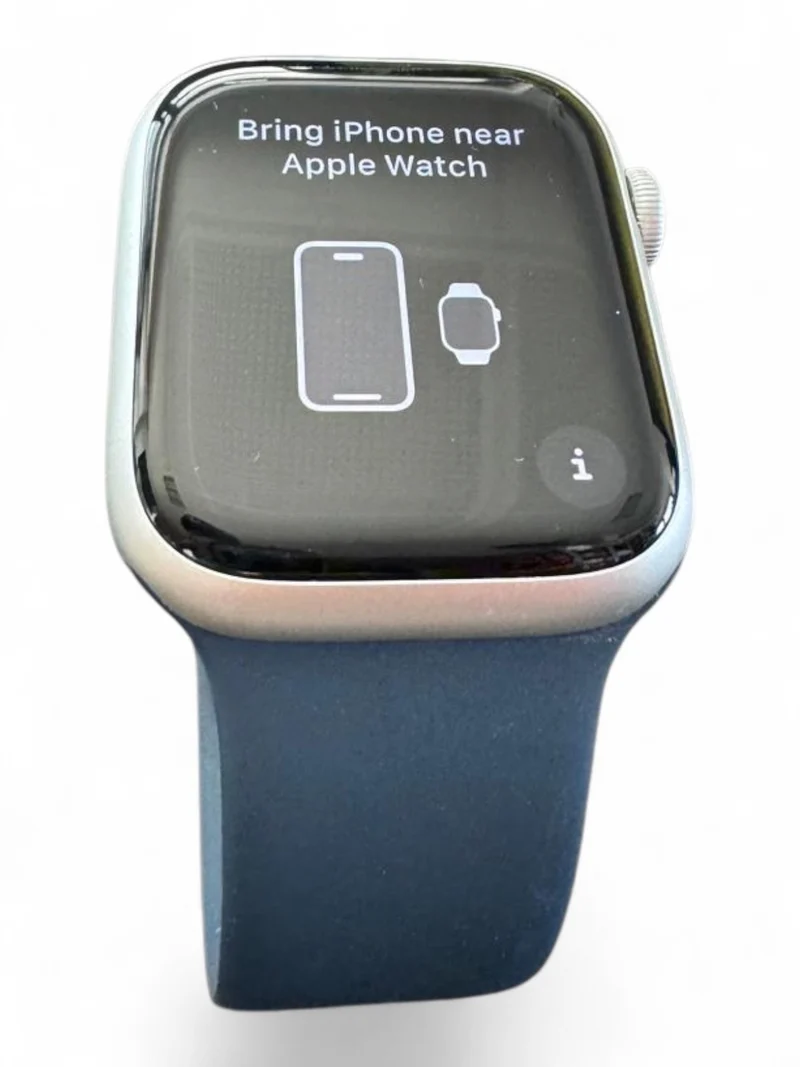 Apple Watch Series 9 GPS 45 mm mit Aluminiumgehäuse und hellem Retina Display.