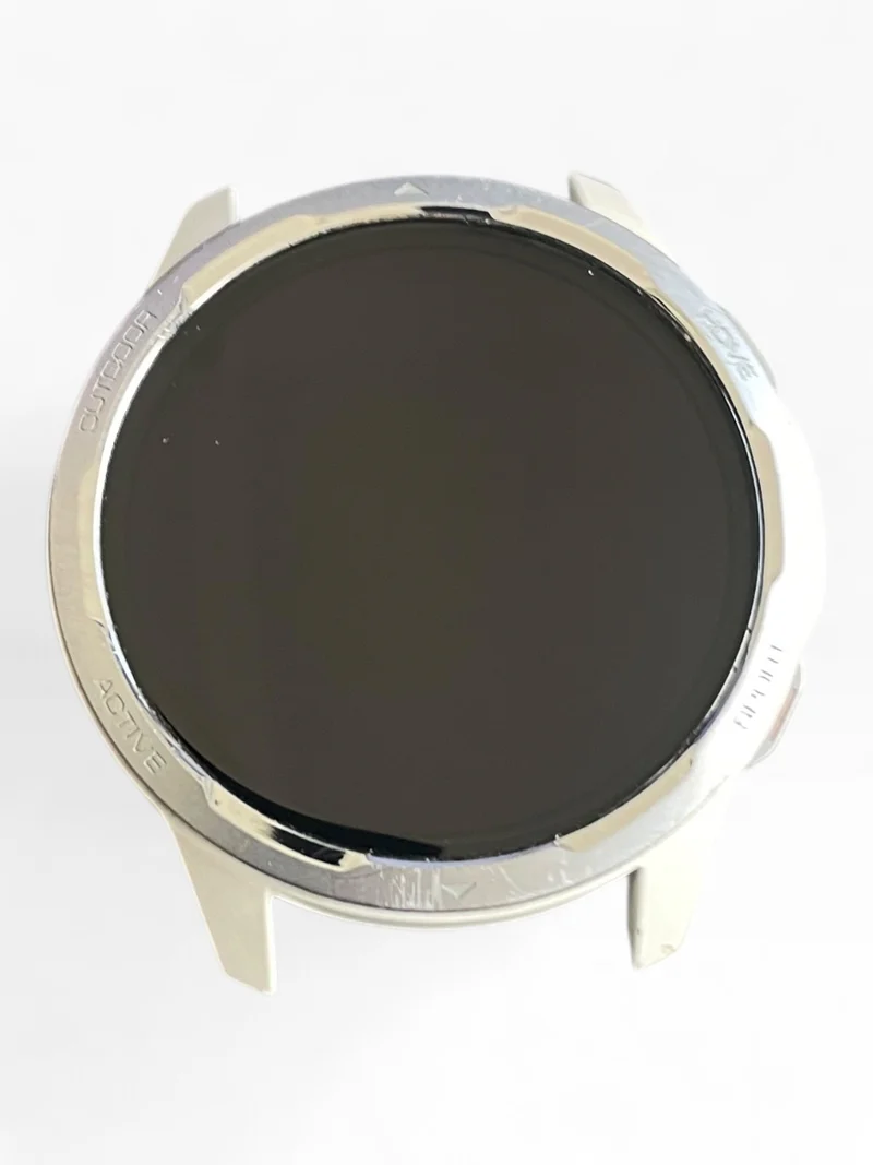 Xiaomi Watch S1 Active 46mm mit Edelstahlgehäuse & Silikonarmband in Moon White.
