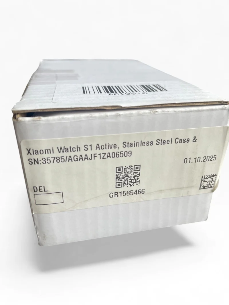 Xiaomi Watch S1 Active 46mm mit Edelstahlgehäuse & Silikonarmband in Moon White.
