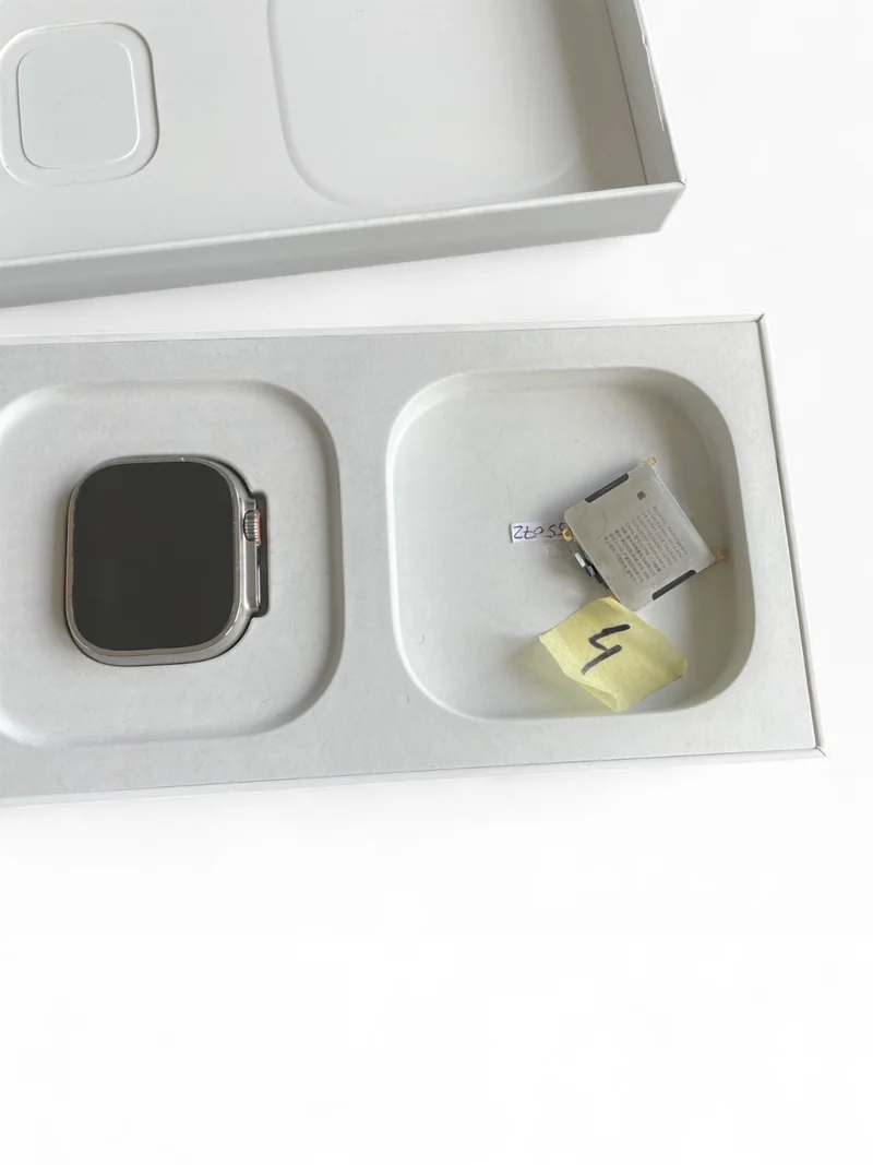 Apple Watch Ultra GPS + Cellular 49mm mit Titangehäuse & LTE in Farbe Starlight.
