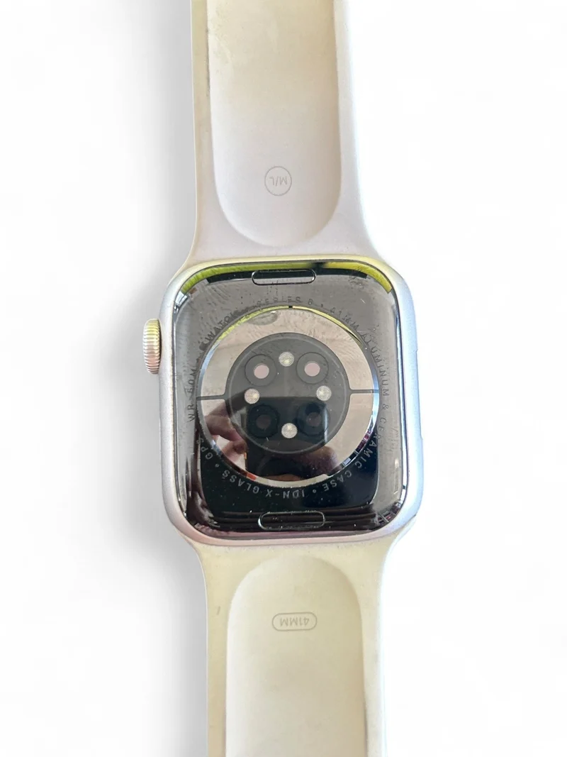 Apple Watch Series 8 GPS 41 mm mit Aluminiumgehäuse und hellem Retina Display.