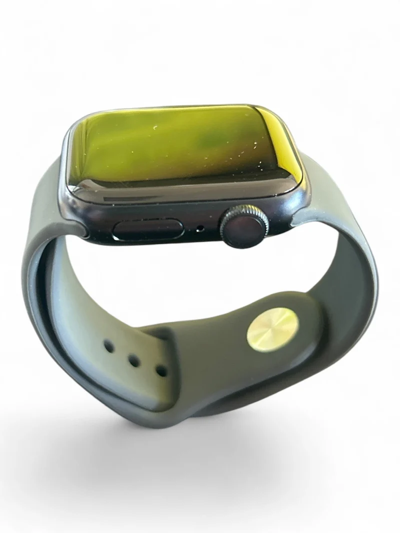 Apple Watch Series 8 GPS 41 mm mit Aluminiumgehäuse und hellem Retina Display.