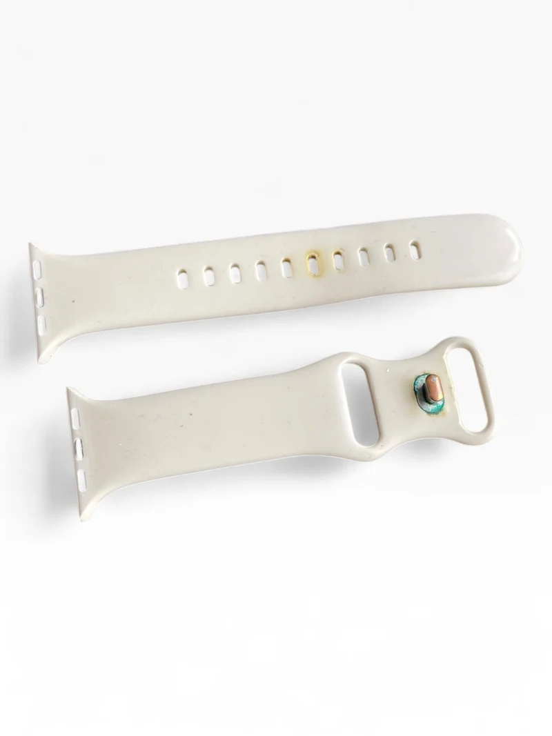 Apple Watch SE GPS 40mm mit Aluminiumgehäuse, Retina Display in Farbe Starlight.