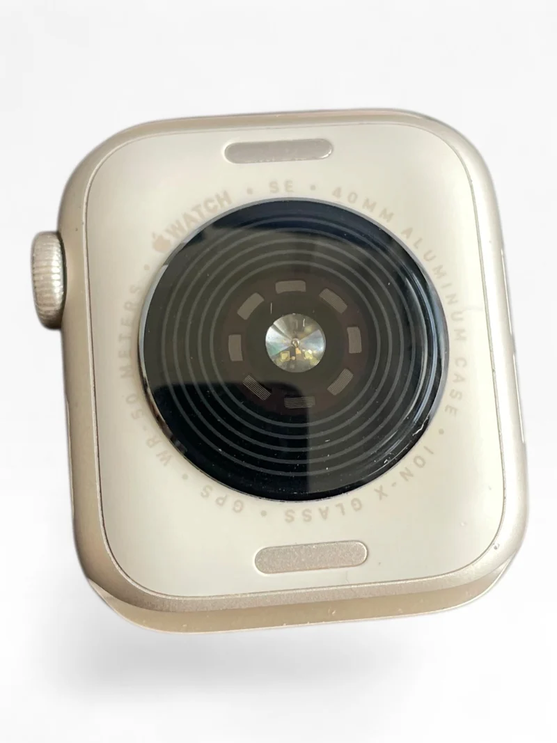 Apple Watch SE GPS 40mm mit Aluminiumgehäuse, Retina Display in Farbe Starlight.