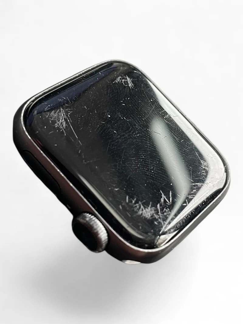 Apple Watch SE GPS 40mm mit Aluminiumgehäuse & Sportarmband in Space Grau Black.