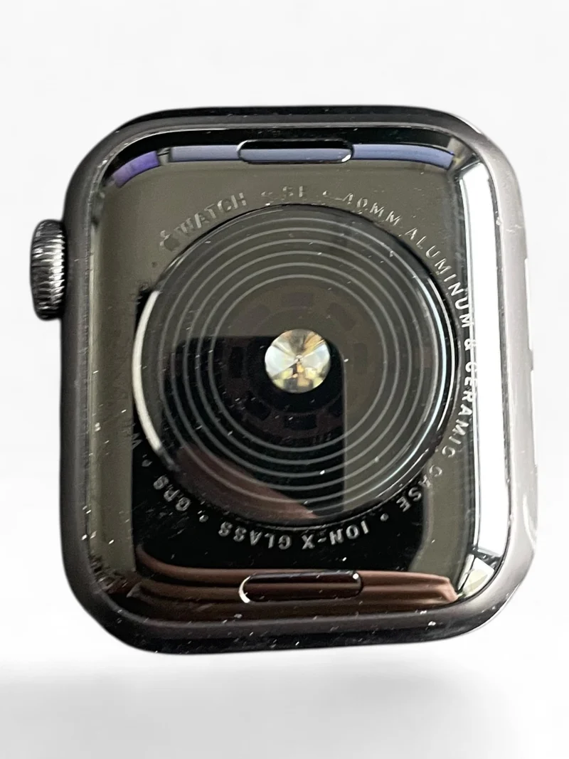 Apple Watch SE GPS 40mm mit Aluminiumgehäuse & Sportarmband in Space Grau Black.