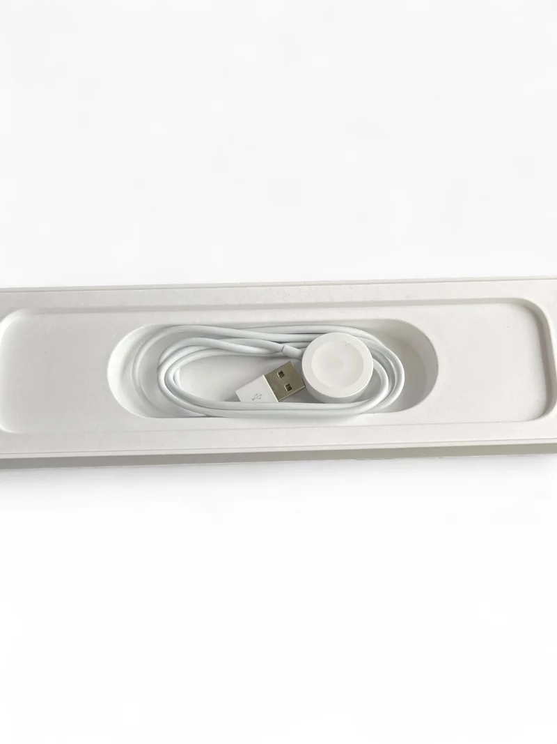 Apple Watch SE GPS 40mm mit Aluminiumgehäuse & Sportarmband in Space Grau Black.