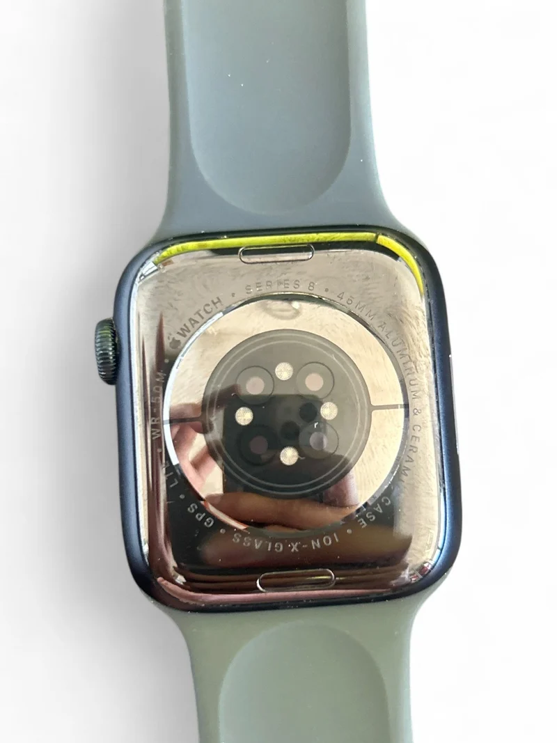 Apple Watch Series 8 GPS + Cellular 45 mm mit Aluminiumgehäuse und LTE.
