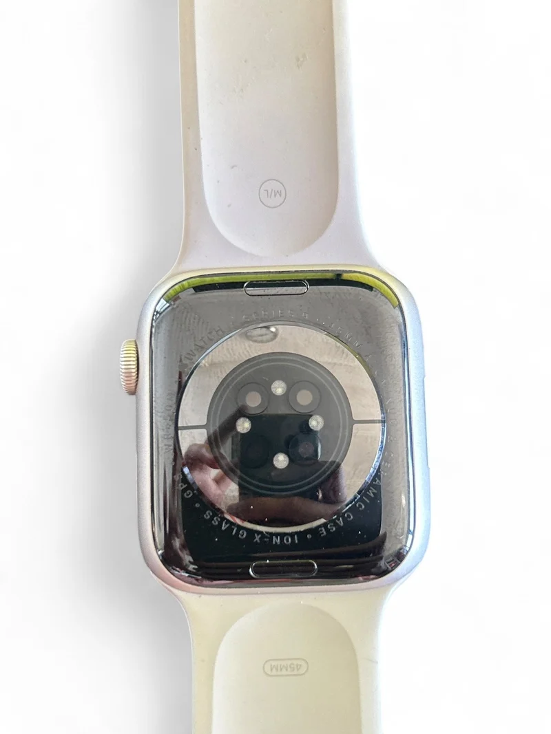 Apple Watch Series 9 GPS 45 mm mit Aluminiumgehäuse und hellem Retina Display.
