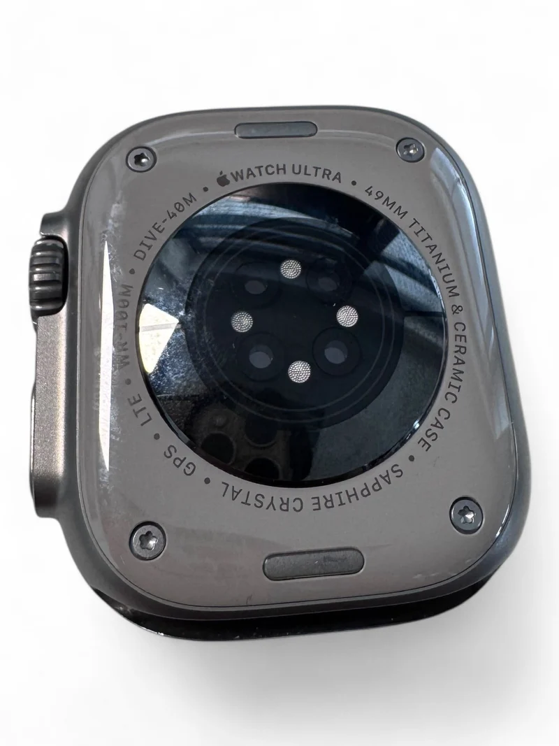 Apple Watch Ultra GPS + Cellular 49 mm mit Titangehäuse, LTE und Retina Display.