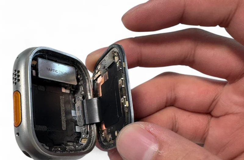 Apple Watch Ultra GPS + Cellular 49 mm mit Titangehäuse, LTE und Retina Display.