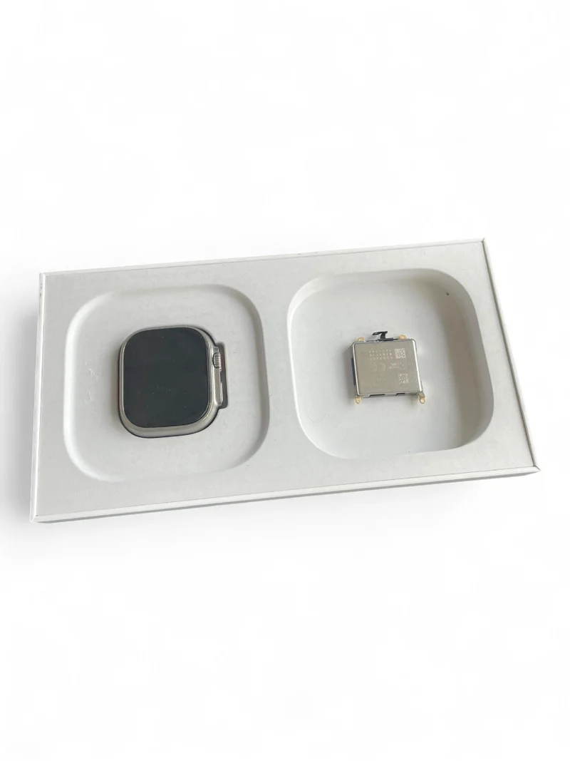 Apple Watch Ultra GPS + Cellular 49 mm mit Titangehäuse, LTE und grünem Armband.