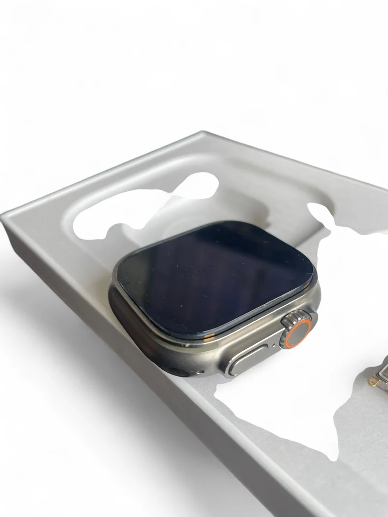 Apple Watch Ultra GPS + Cellular 49 mm mit Titangehäuse, LTE und grünem Armband.
