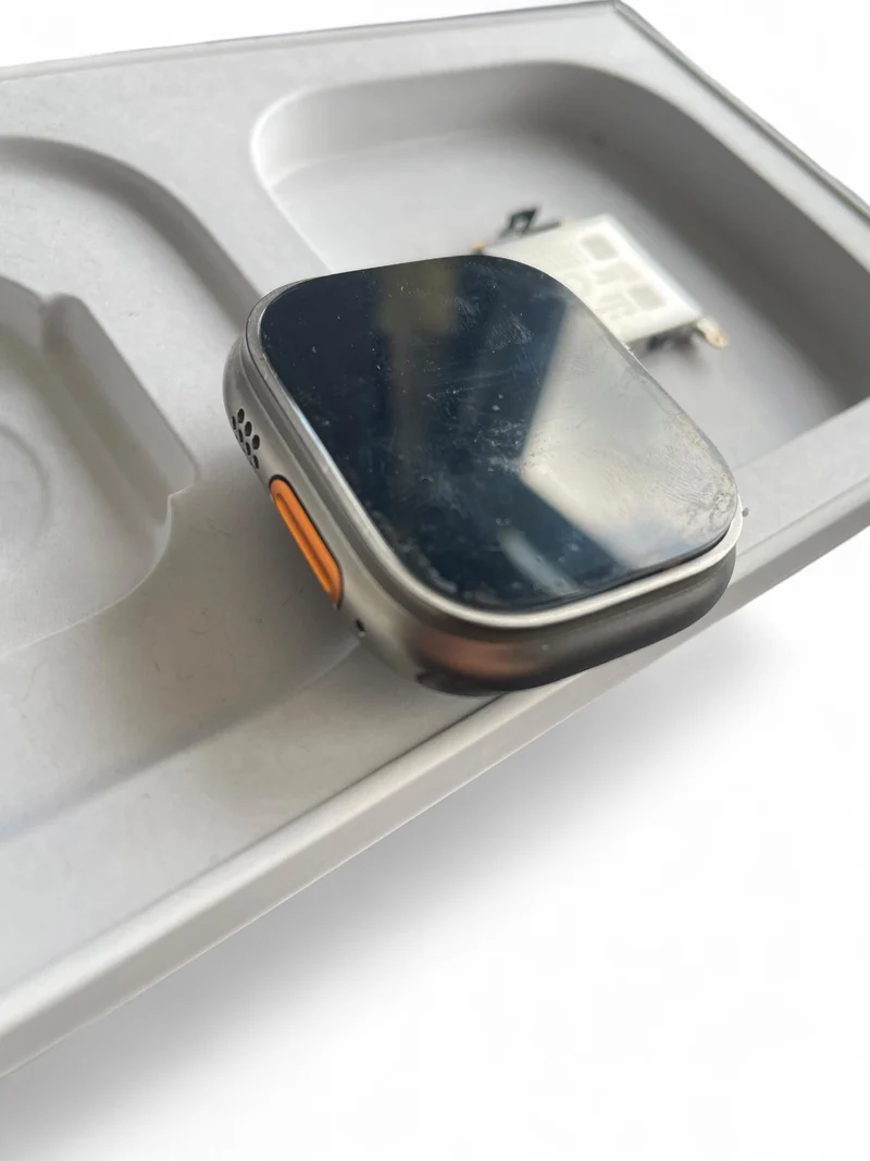 Apple Watch Ultra GPS + Cellular 49 mm mit Titangehäuse, LTE und grünem Armband.