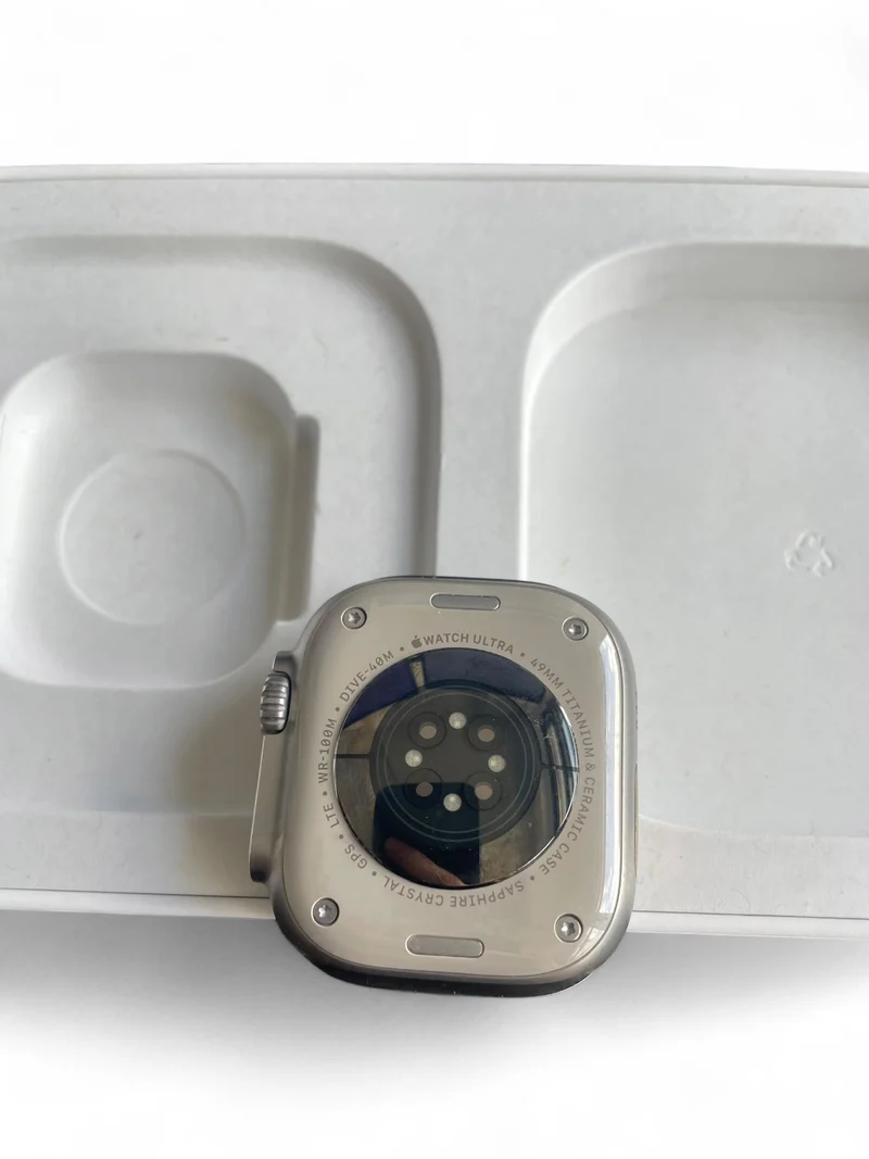 Apple Watch Ultra GPS + Cellular 49 mm mit Titangehäuse, LTE und Retina Display.