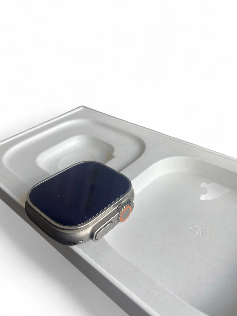 Apple Watch Ultra GPS + Cellular 49 mm mit Titangehäuse, LTE und Retina Display.
