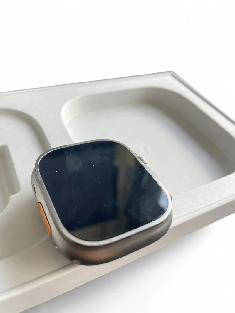 Apple Watch Ultra GPS + Cellular 49 mm mit Titangehäuse, LTE und Retina Display.