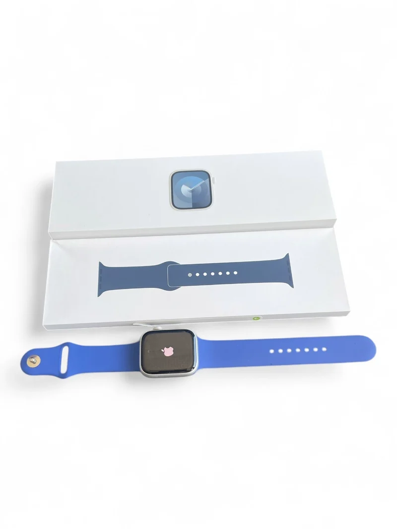 Apple Watch Series 9 GPS 45 mm in Silber mit Aluminiumgehäuse und Retina Display