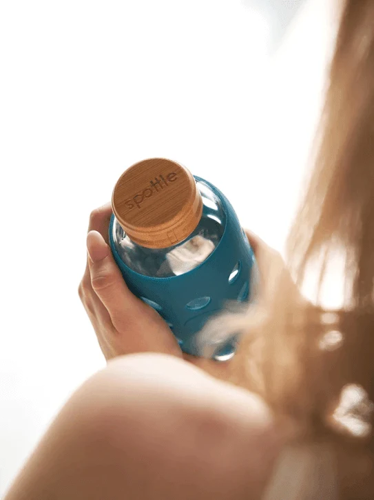 SPOTTLE Glasflasche mit Silikonhülle 1 L