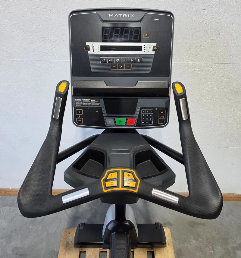 Matrix MX Performance Upright Cycle, Ergometer U-PS-F, Baujahr 2024 - MX LED Console Display, Farbe Schwarz, gebraucht - Neuwertiger Zustand
