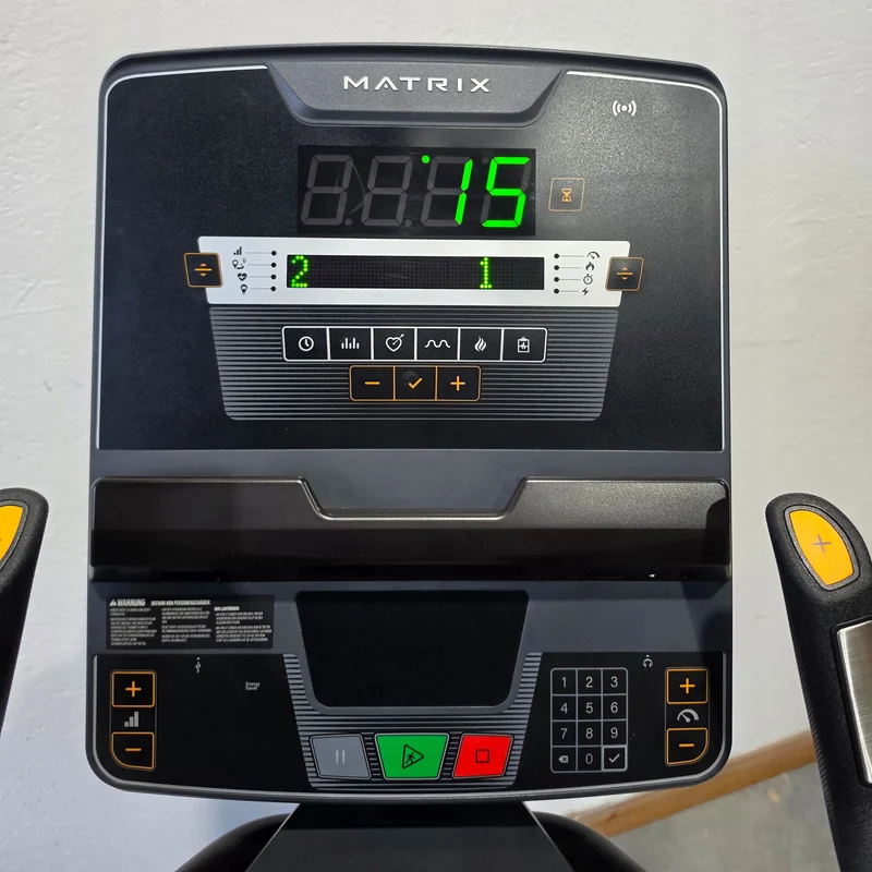 Matrix MX Performance Upright Cycle, Ergometer U-PS-F, Baujahr 2024 - MX LED Console Display, Farbe Schwarz, gebraucht - Neuwertiger Zustand