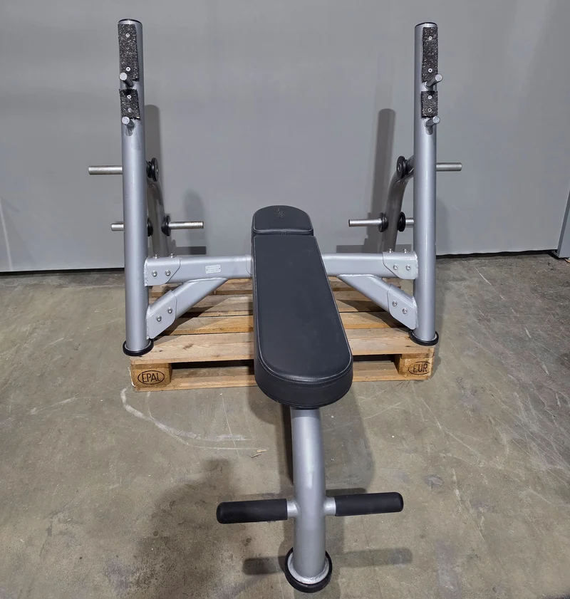 Matrix Olympia Flachdrückerbank, Olympic Flat Bench, Bankdrückbank Flach mit Ablagen für Bankdrücken, Rahmenfarbe Silber, gebraucht mit Gebrauchsspuren