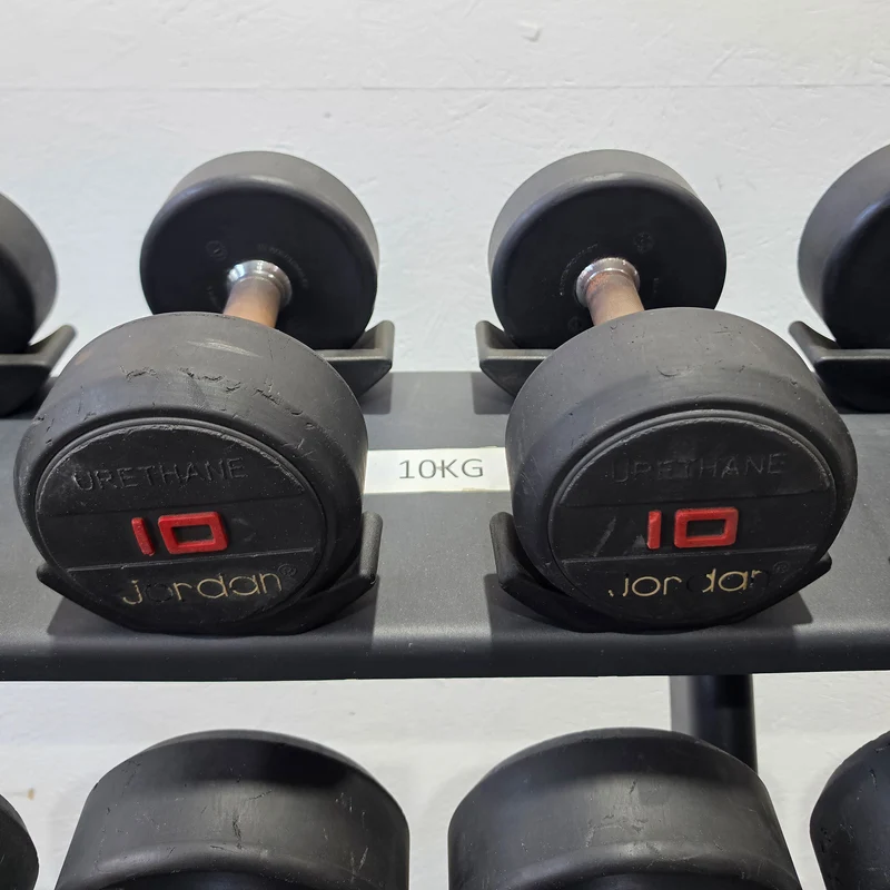 Jordan Kurzhantelsatz aus Urethane 2,5 bis 40kg in 2,5kg Stufen ( 16 Paare ) Material ähnlich Gummi bzw PU Polyurethane, INKLUSIVE Precor Kurzhantelablage, gebraucht - mit Gebrauchsspuren