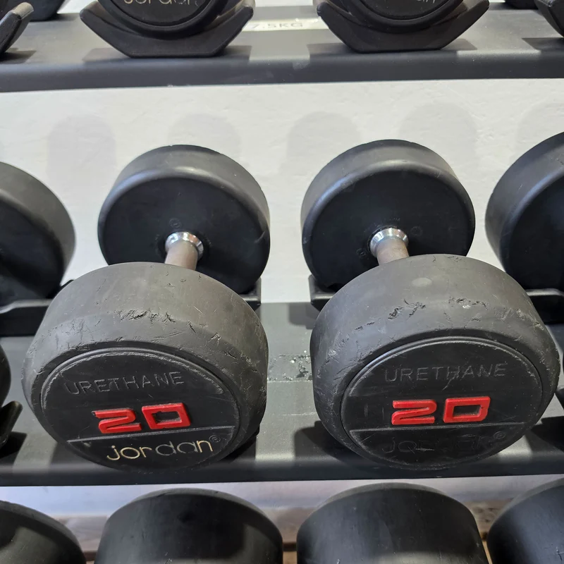 Jordan Kurzhantelsatz aus Urethane 2,5 bis 40kg in 2,5kg Stufen ( 16 Paare ) Material ähnlich Gummi bzw PU Polyurethane, INKLUSIVE Precor Kurzhantelablage, gebraucht - mit Gebrauchsspuren