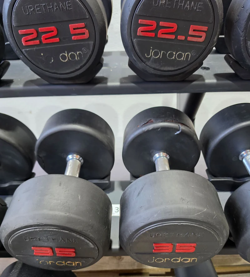 Jordan Kurzhantelsatz aus Urethane 2,5 bis 40kg in 2,5kg Stufen ( 16 Paare ) Material ähnlich Gummi bzw PU Polyurethane, INKLUSIVE Precor Kurzhantelablage, gebraucht - mit Gebrauchsspuren