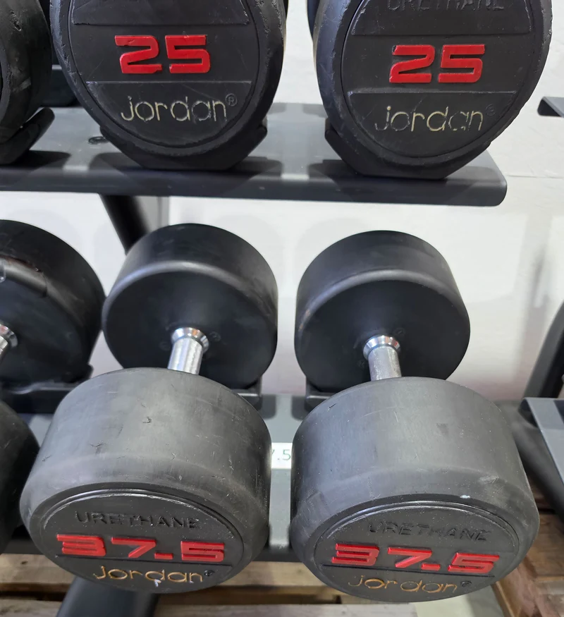 Jordan Kurzhantelsatz aus Urethane 2,5 bis 40kg in 2,5kg Stufen ( 16 Paare ) Material ähnlich Gummi bzw PU Polyurethane, INKLUSIVE Precor Kurzhantelablage, gebraucht - mit Gebrauchsspuren