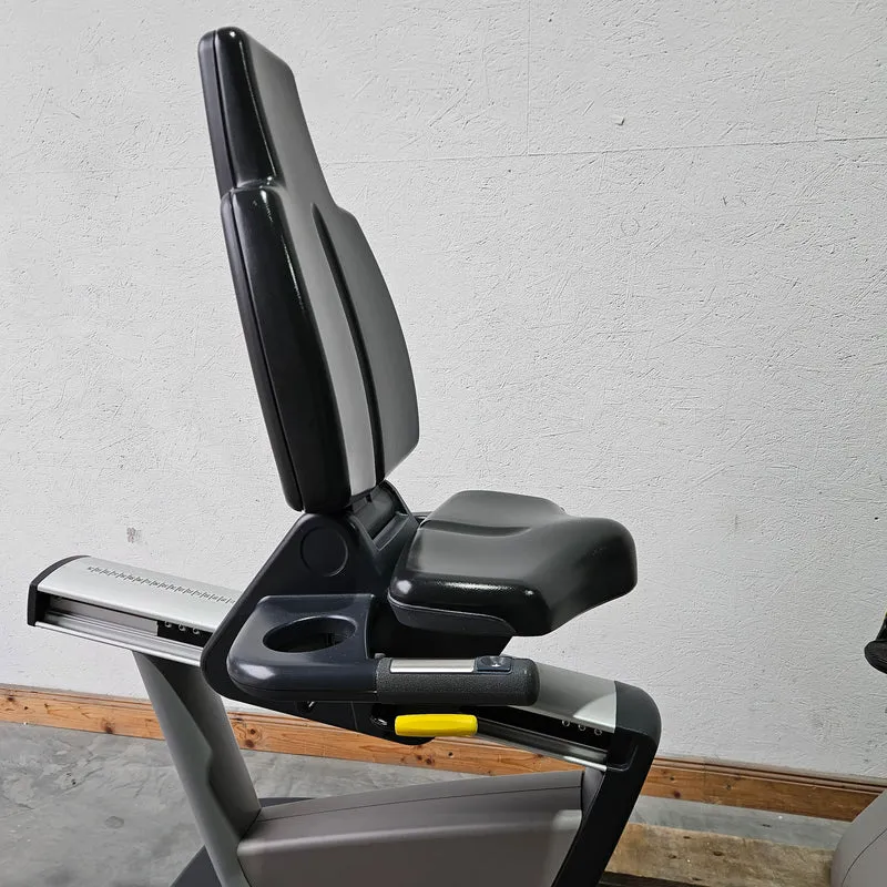 TechnoGym Recumbent Excite Line Recline 700, LED Display, normale Pedalarme, mit Handpuls, Polster Dunkelblau, gebraucht - überholter Zustand