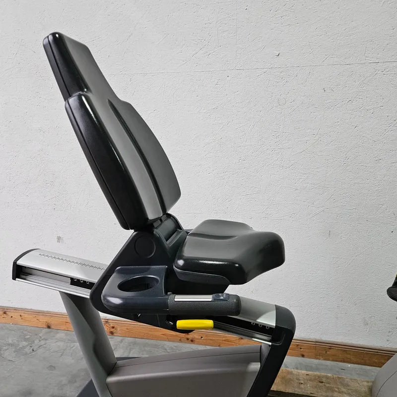 TechnoGym Recumbent Excite Line Recline 700, LED Display, normale Pedalarme, mit Handpuls, Polster Dunkelblau, gebraucht - überholter Zustand