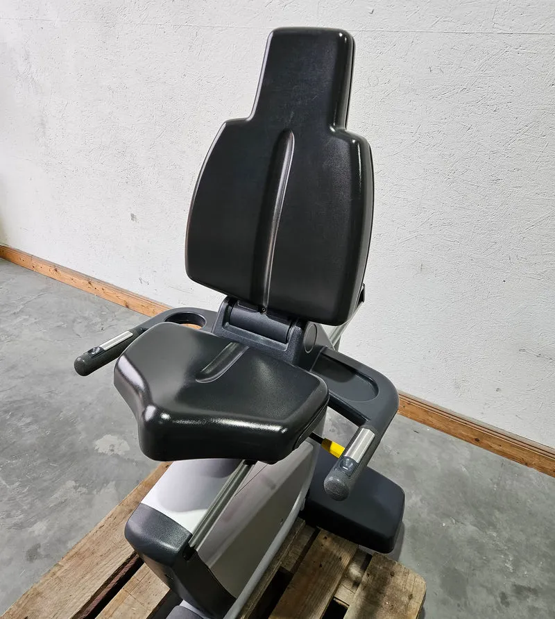 TechnoGym Recumbent Excite Line Recline 700, LED Display, normale Pedalarme, mit Handpuls, Polster Dunkelblau, gebraucht - überholter Zustand