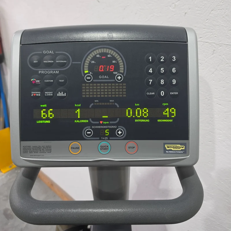 TechnoGym Recumbent Excite Line Recline 700, LED Display, normale Pedalarme, mit Handpuls, Polster Dunkelblau, gebraucht - überholter Zustand
