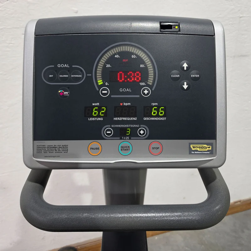 TechnoGym Recumbent Excite Line Recline 500, LED Display, verstellbare Pedalarme, ohne Handpuls, Polster Dunkelblau, gebraucht - überholter Zustand
