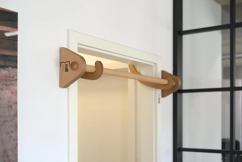 rollholz Klimmzugstange zum Einhängen ohne Bohren für Türrahmen