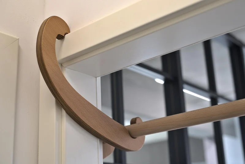 rollholz Klimmzugstange zum Einhängen ohne Bohren für Türrahmen